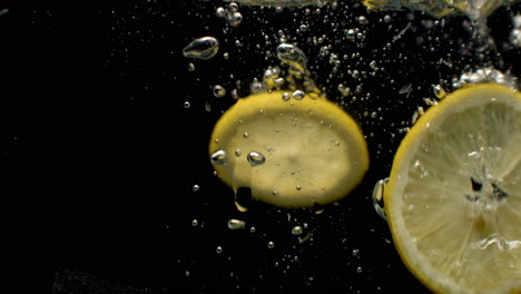 Superzeitlupenaufnahme-Einer-Fallenden-Zitrone-Ins-Wasser.